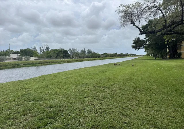 Listing Photo 5 - Condo for sale in building located at 3013 N Oakland Forest Dr, Oakland Park, FL 33309 - Unit #106
