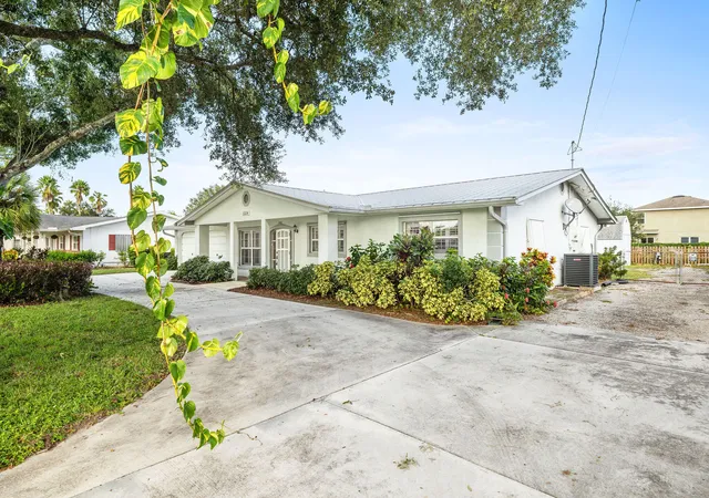 Photo 3 of Single family home for sale at 3324 Sunrise Blvd, Fort Pierce, FL 34982 | MLS# B26081310 | Listing updated on 2026-10-10