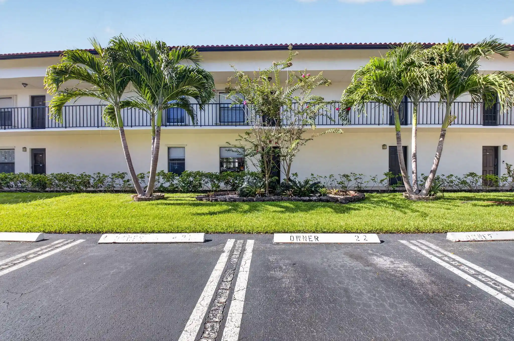 Photo 1 of Sale Pending at 3 Vía De Casas Sur #103, Boynton Beach, FL 33426 | MLS# B26081351 | Listing updated on 2026-10-27