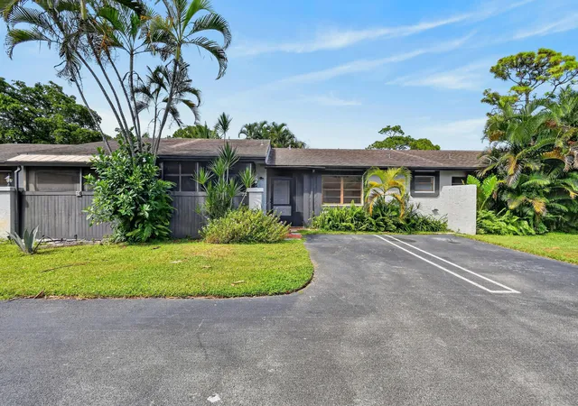 Photo 2 of Single family home for sale at 72 Conaskonk Cir, Royal Palm Beach, FL 33411 | MLS# B26081410 | Listing updated on 2026-10-10