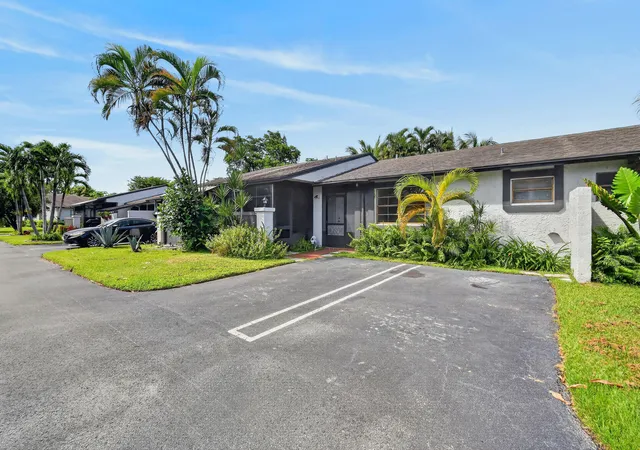 Photo 3 of Single family home for sale at 72 Conaskonk Cir, Royal Palm Beach, FL 33411 | MLS# B26081410 | Listing updated on 2026-10-10