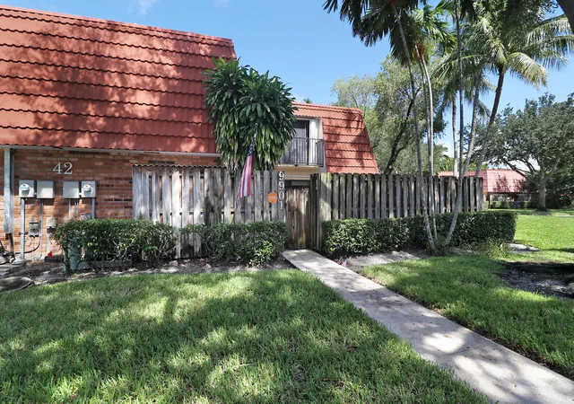 Photo 3 of Townhouse for sale at 9901 Nw 6th Place #9901, Plantation, FL 33324 | MLS# B26081482 | Listing updated on 2026-10-02