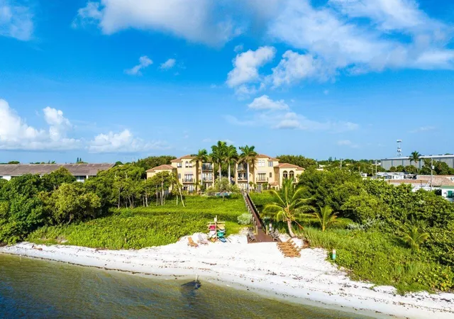 Photo 3 of Townhouse for sale at 910 Via Villagio, Hypoluxo, FL 33462 | MLS# B26081557 | Listing updated on 2026-10-01