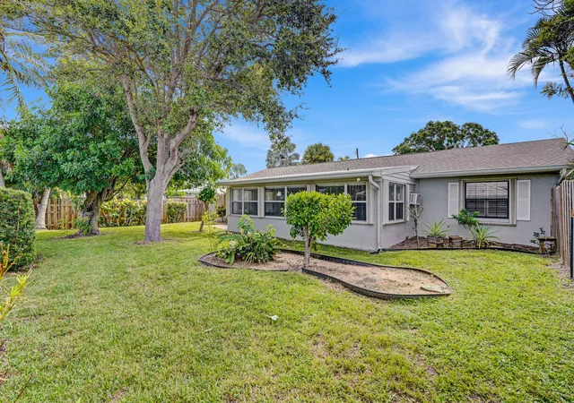 Photo 3 of Single family home for sale at 1902 Eucalyptus Ave, Fort Pierce, FL 34949 | MLS# B26081717 | Listing updated on 2026-10-01