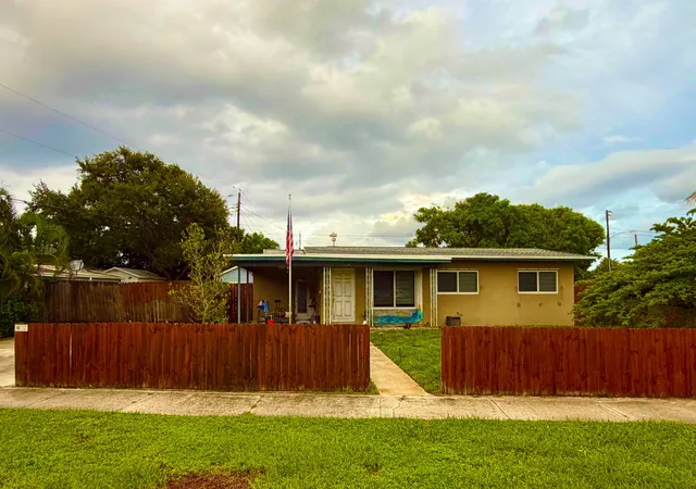 Photo 2 of Single family home for sale at 1014 S 9th Street, Lantana, FL 33462 | MLS# B26081898 | Listing updated on 2026-09-29