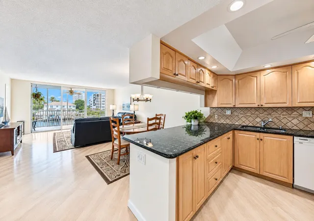 Listing Photo 4 - Condo for sale in building located at 3180 Ne 48Th Ct, Lighthouse Point, FL 33064 - Unit #309