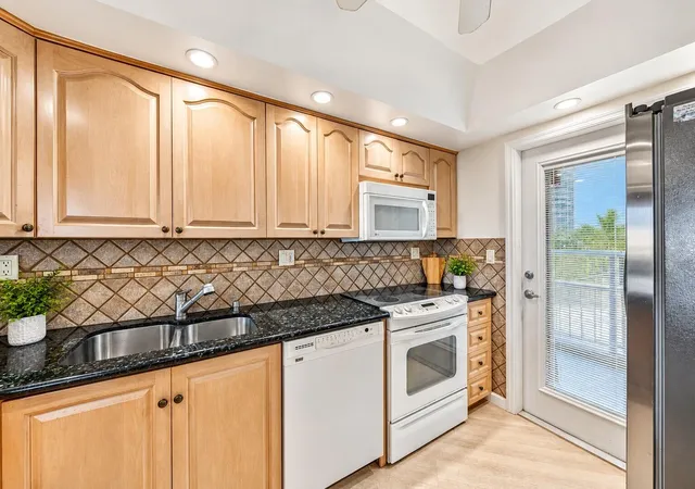 Listing Photo 5 - Condo for sale in building located at 3180 Ne 48Th Ct, Lighthouse Point, FL 33064 - Unit #309