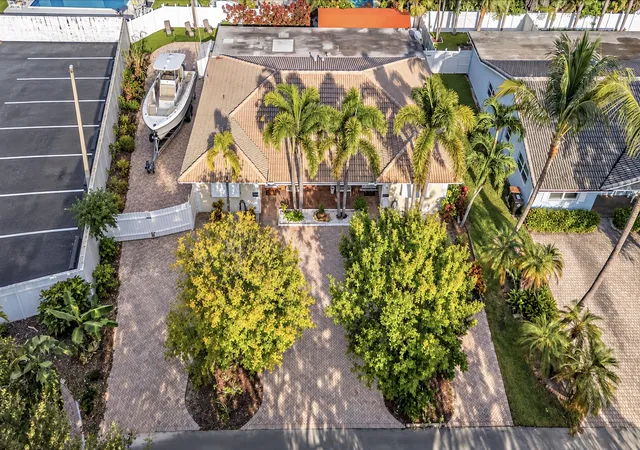 Photo 3 of Multi family home for sale at 5120 Ne 22nd Avenue, Lighthouse Point, FL 33064 | MLS# B26081914 | Listing updated on 2026-10-06
