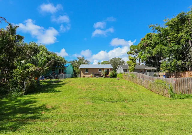 Photo 3 of Single family home for sale at 5275 Se Horizon Ave, Stuart, FL 34997 | MLS# B26081952 | Listing updated on 2026-10-10