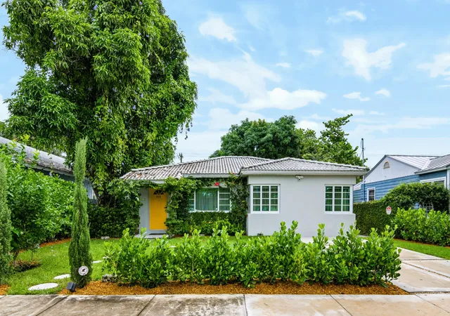 Photo 1 of Single family home for sale at 910 N M St, Lake Worth Beach, FL 33460 | MLS# B26082024 | Listing updated on 2026-10-10