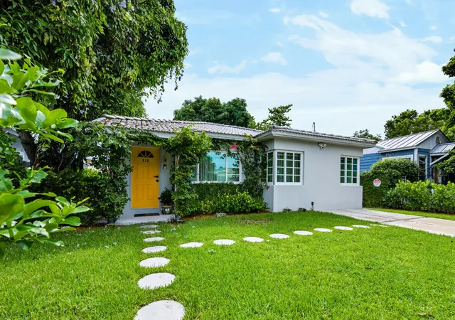 Photo 3 of Single family home for sale at 910 N M St, Lake Worth Beach, FL 33460 | MLS# B26082024 | Listing updated on 2026-10-10