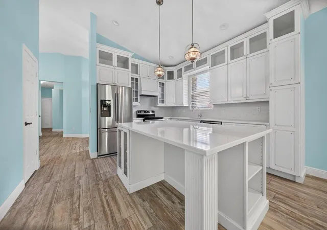 Photo 3 of House for sale at 1559 SE Tidewater Pl, Stuart, FL 34997 | MLS# B26082105 | Listing updated on 2026-09-30