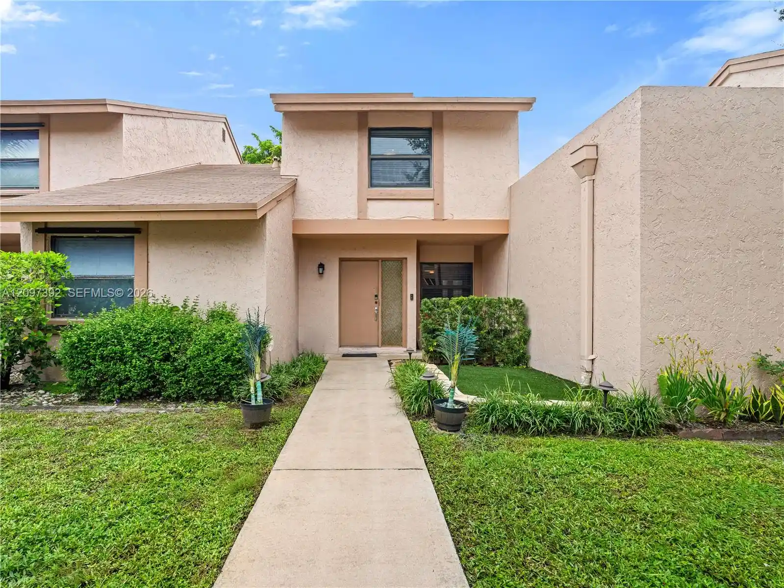 Townhouse for sale at 16 Chestnut Cir, Hollywood, FL 33026 | MLS# A12097392
