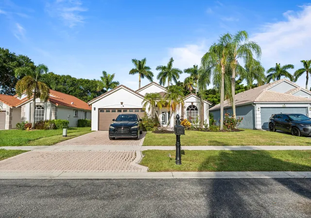 Single family home for sale at 1971 Oak Berry Cir, Wellington, FL 33414 | MLS# B26082477