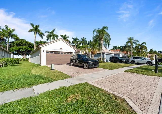 Photo 2 of Single family home for sale at 1971 Oak Berry Cir, Wellington, FL 33414 | MLS# B26082477 | Listing updated on 2026-10-10