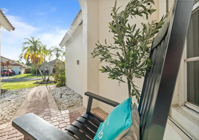 Photo 3 of Single family home for sale at 1971 Oak Berry Cir, Wellington, FL 33414 | MLS# B26082477 | Listing updated on 2026-10-10