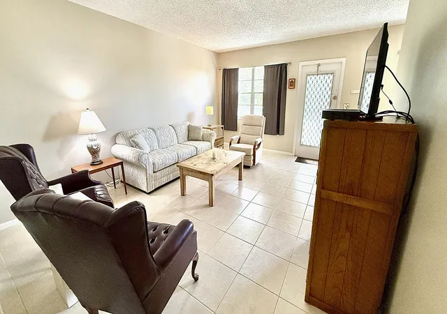 Listing Photo 4 - Condo for sale in building located at 4075 Newport Q Dr, Deerfield Beach, FL 33442