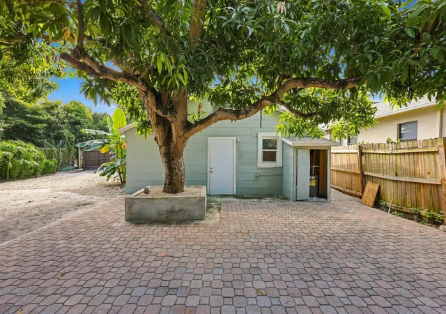 Photo 3 of Single family home for sale at 618 S Pine St #B, Lake Worth Beach, FL 33460 | MLS# B26082526 | Listing updated on 2026-09-30