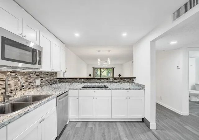 Listing Photo 5 - Condo for sale in building located at 310 Lakeview Dr, Weston, FL 33326 - Unit #105