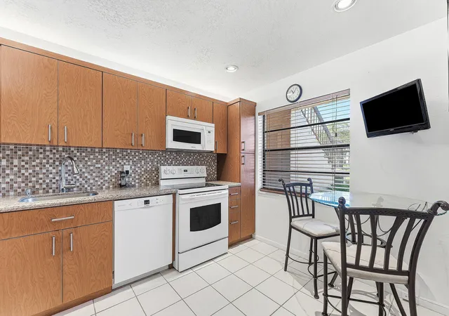 Photo 3 of Condo for sale at 9283 Vista Del Lago #G, Boca Raton, FL 33428 | MLS# B26082601 | Listing updated on 2026-10-10