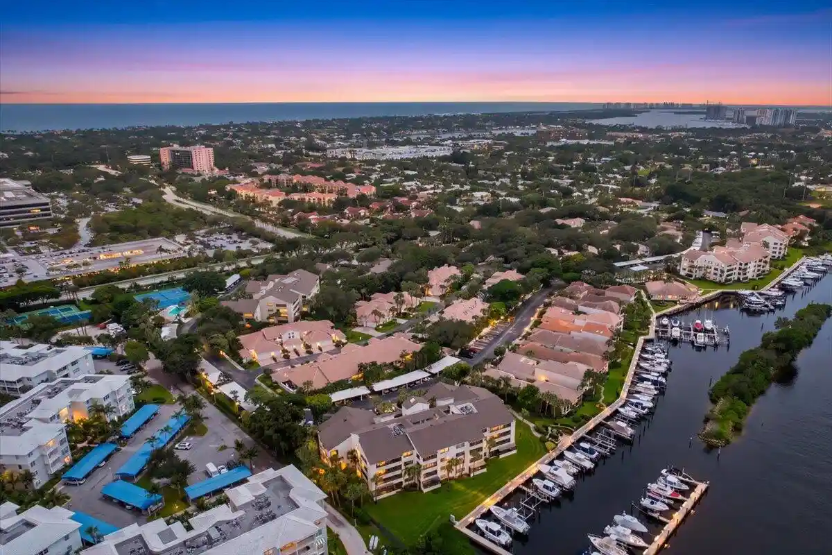 Listing Photo 1 - Condo for sale in 526 Oak Harbour Dr located at 526 Oak Harbour Dr, Juno Beach, FL 33408 - Unit #526