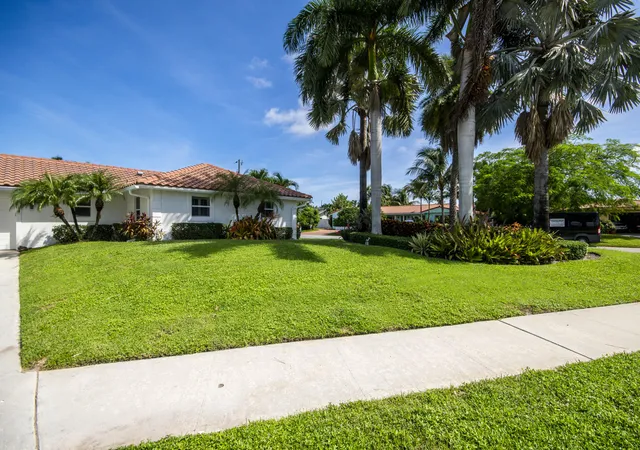 Photo 2 of Single family home for sale at 1123 Se 14th Avenue, Deerfield Beach, FL 33441 | MLS# B26082769 | Listing updated on 2026-10-10