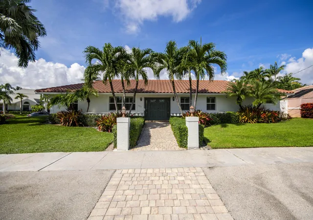 Photo 3 of Single family home for sale at 1123 Se 14th Avenue, Deerfield Beach, FL 33441 | MLS# B26082769 | Listing updated on 2026-10-10