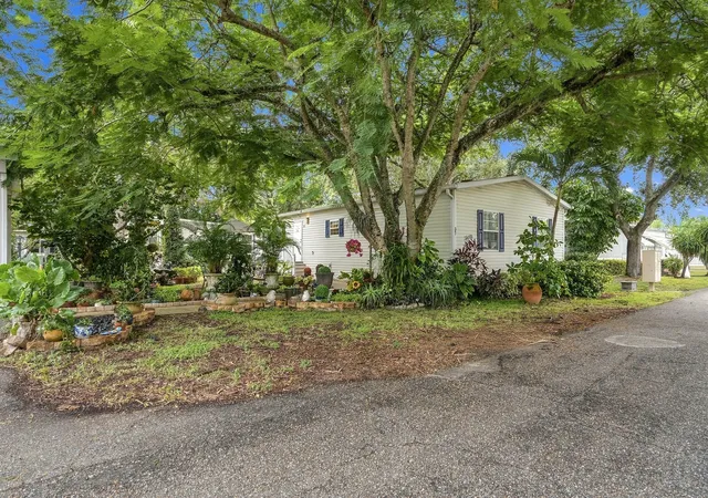 Photo 3 of Manufactured home for sale at 2555 Pga Blvd #37, Palm Beach Gardens, FL 33410 | MLS# B26082868 | Listing updated on 2026-10-08