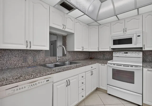 Photo 2 of Condo for sale at 2901 Victoria Cir #D4, Coconut Creek, FL 33066 | MLS# B26082904 | Listing updated on 2026-10-06