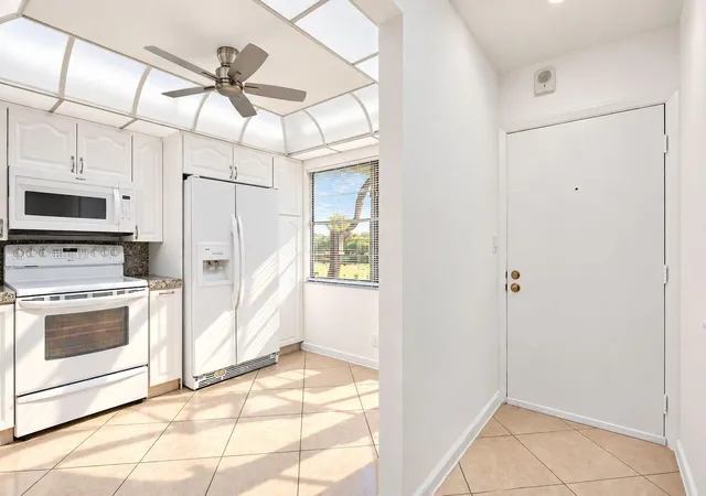 Listing Photo 4 - Condo for sale in building located at 2901 Victoria Cir, Coconut Creek, FL 33066 - Unit #D4