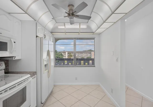 Listing Photo 5 - Condo for sale in building located at 2901 Victoria Cir, Coconut Creek, FL 33066 - Unit #D4