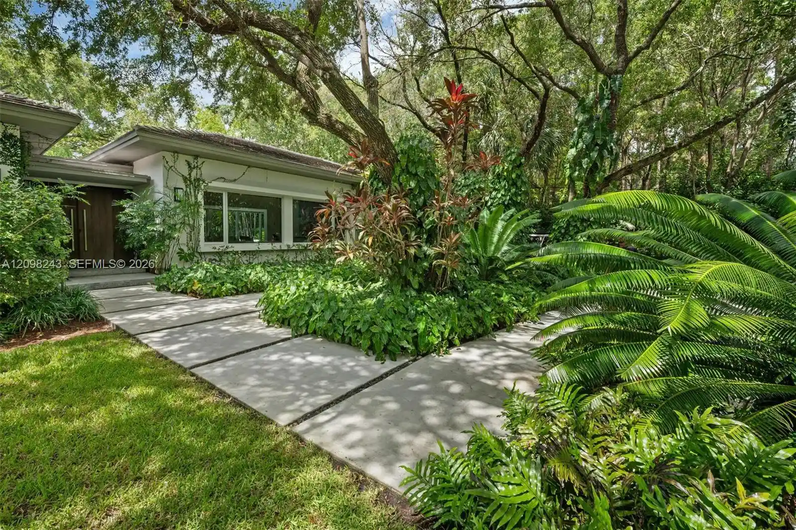 Photo 1 of Mansion for sale at 6080 Sw 102nd Street, Pinecrest, FL 33156 | MLS# A12098243 | Listing updated on 2026-10-31