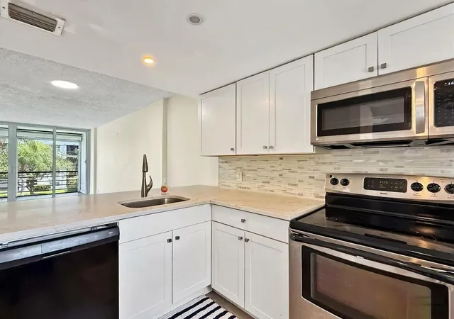 Photo 4 of Condo for sale at 114 Royal Pk Dr #3A, Oakland Park, FL 33309 | MLS# B26083117 | Listing updated on 2026-10-10