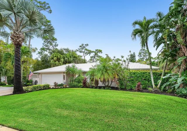 Photo 2 of Single family home for sale at 100 St Davids Way, Wellington, FL 33414 | MLS# B26083291 | Listing updated on 2026-10-09
