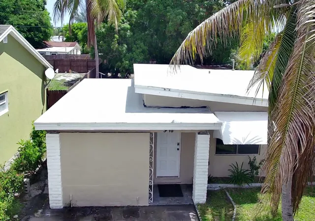 Photo 1 of Single family home for sale at 918 N C St, Lake Worth Beach, FL 33460 | MLS# B26083292 | Listing updated on 2026-10-02