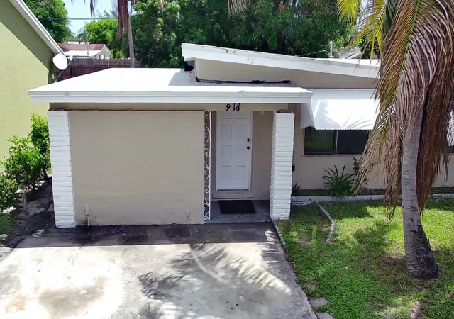 Photo 2 of Single family home for sale at 918 N C St, Lake Worth Beach, FL 33460 | MLS# B26083292 | Listing updated on 2026-10-02