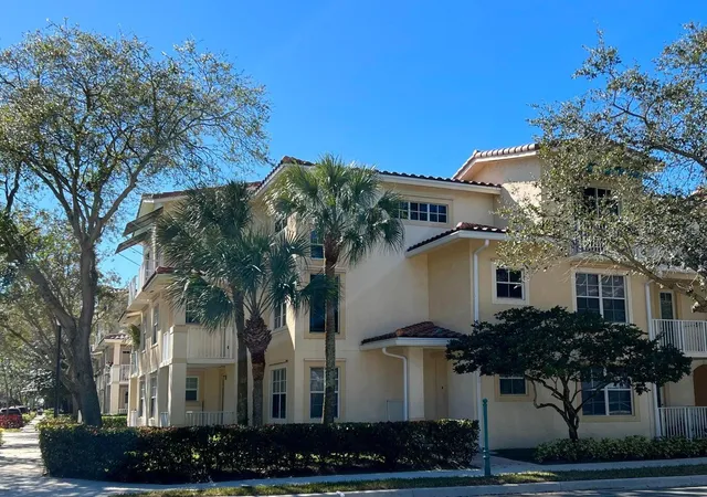 Photo 2 of Townhouse for sale at 1116 University Blvd #21, Jupiter, FL 33458 | MLS# B26083564 | Listing updated on 2026-10-10