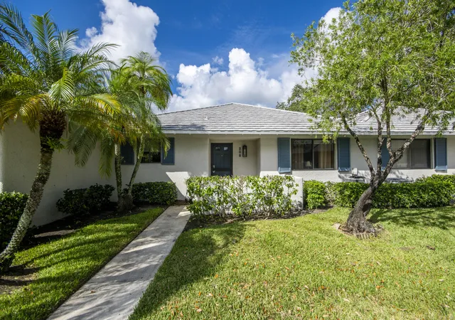 Townhouse for sale at 208 Club Dr, Palm Beach Gardens, FL 33418 | MLS# B26083605
