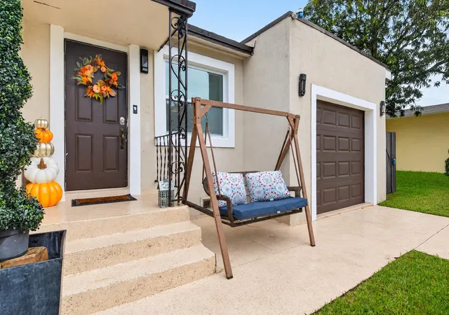 Photo 3 of Single family home for sale at 1019 S C St, Lake Worth Beach, FL 33460 | MLS# B26083674 | Listing updated on 2026-10-06
