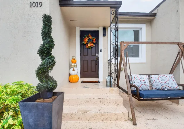 Photo 3 of Single family home for sale at 1019 S C St, Lake Worth Beach, FL 33460 | MLS# B26083674 | Listing updated on 2026-10-06