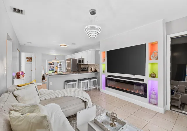 Photo 4 of Single family home for sale at 1019 S C St, Lake Worth Beach, FL 33460 | MLS# B26083674 | Listing updated on 2026-10-06