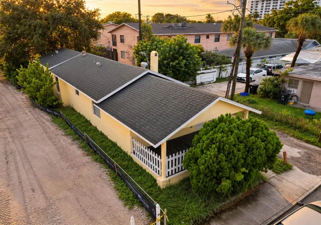 Photo 2 of Single family home for sale at 11 S D St, Lake Worth Beach, FL 33460 | MLS# B26083741 | Listing updated on 2026-10-10