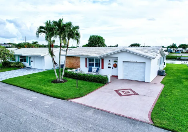 Photo 2 of Single family home for sale at 910 Sw 7th Avenue, Boynton Beach, FL 33426 | MLS# B26083751 | Listing updated on 2026-10-04