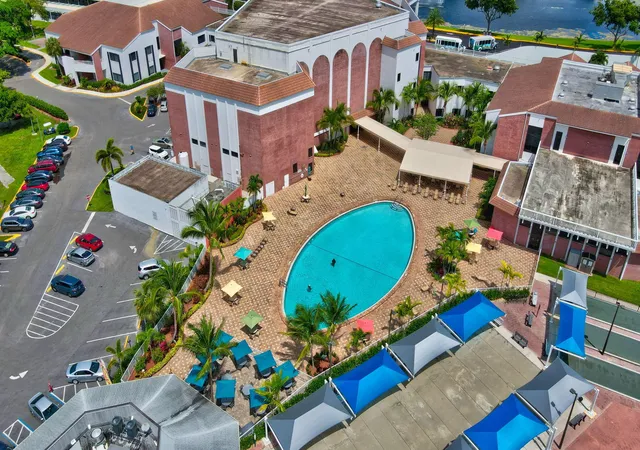 Listing Photo 4 - Condo for sale in building located at 1083 Oakridge U, Deerfield Beach, FL 33442
