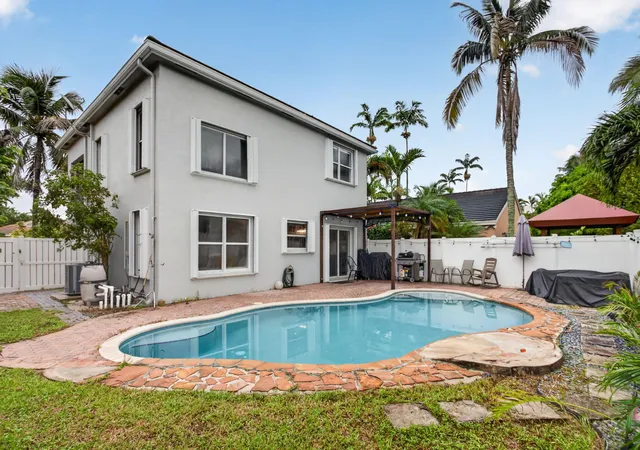 Photo 2 of Single family home for sale at 2911 E Sable Cir, Margate, FL 33063 | MLS# B26084030 | Listing updated on 2026-10-06
