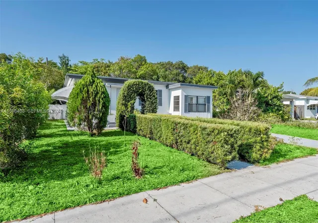 Photo 2 of Single family home for sale at 1501 N 18th Avenue, Lake Worth Beach, FL 33460 | MLS# B26084140 | Listing updated on 2026-10-04