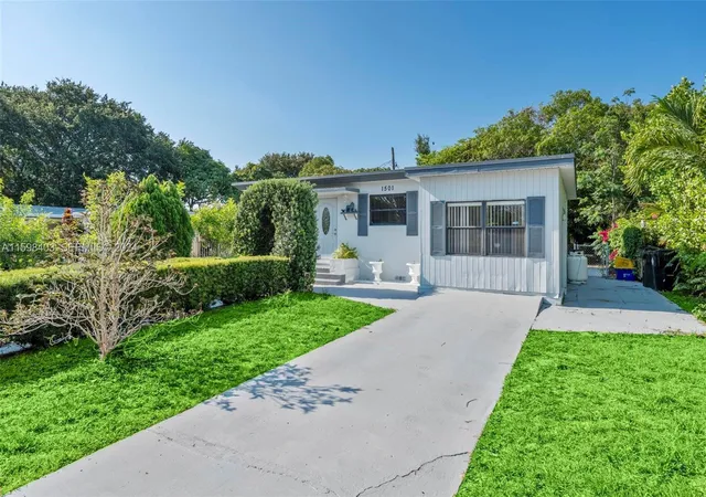 Photo 3 of Single family home for sale at 1501 N 18th Avenue, Lake Worth Beach, FL 33460 | MLS# B26084140 | Listing updated on 2026-10-04