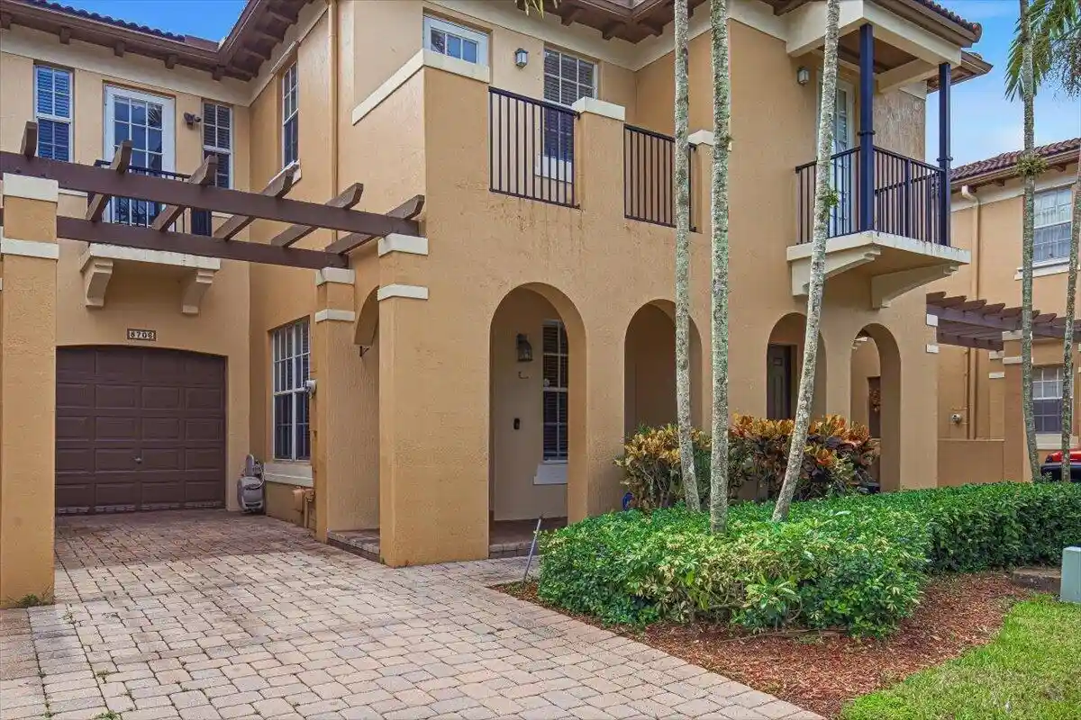 Townhouse for sale at 8706 Blaze Ct, Davie, FL 33328 | MLS# B26084302