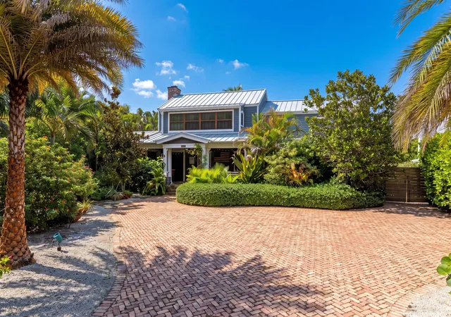 Photo 1 of Single family home for sale at 613 S Lakeside Dr, Lake Worth Beach, FL 33460 | MLS# B26084312 | Listing updated on 2026-10-10