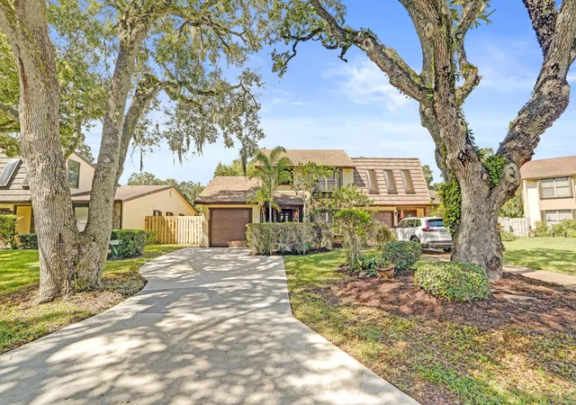 Photo 3 of Townhouse for sale at 1065 Raintree Ln, Palm Beach Gardens, FL 33410 | MLS# B26084575 | Listing updated on 2026-10-11